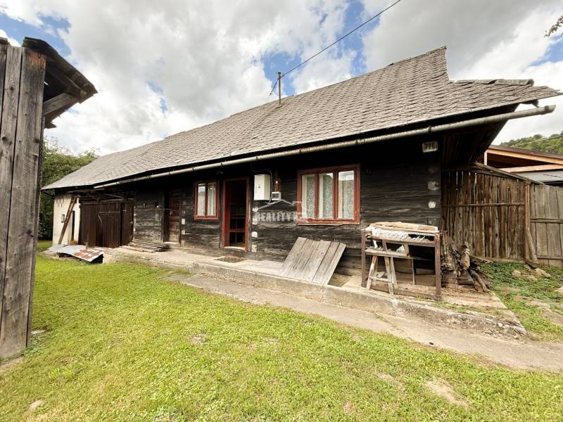 Exkluzívne na predaj drevenica s pozemkom 406 m2, Papradno - Drevená chata v Papradne s trávnatým okolím a dreveným plotom.