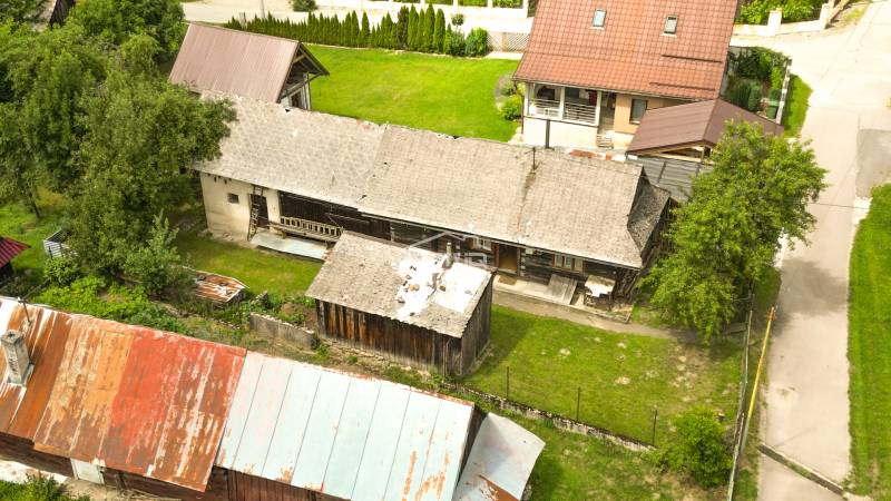 Exkluzívne na predaj drevenica s pozemkom 406 m2, Papradno - Rustikálna chata v Papradne obklopená zeleňou a vedľajšími budovami.