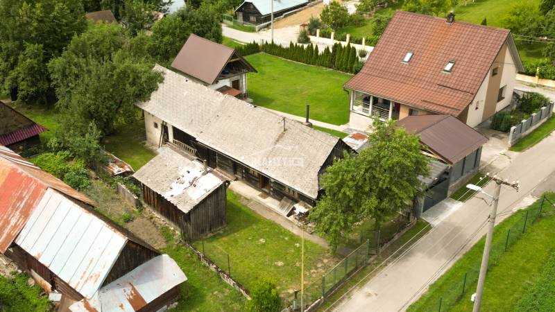 Exkluzívne na predaj drevenica s pozemkom 406 m2, Papradno - Chata v Papradne obklopená zeleňou a priľahlými stavbami z vtáčej perspektívy.