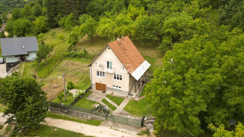 Na prenájom, 5-izbový rodinný dom s pozemkom 2225 m2, Papradno - Rodinný dom v Papradne s veľkou záhradou a zeleným okolím.