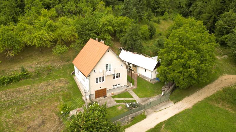 Na prenájom, 5-izbový rodinný dom s pozemkom 2225 m2, Papradno - Rodinný dom v Papradne obklopený trávnatým pozemkom a stromami, prístupová cesta.