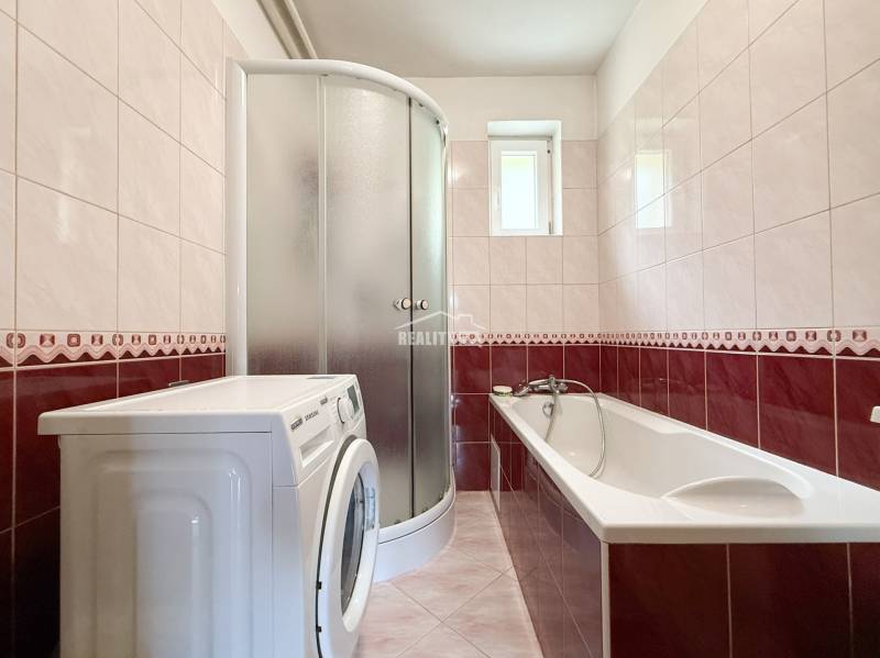 Na prenájom, 5-izbový rodinný dom s pozemkom 2225 m2, Papradno - Kúpeľňa s vaňou, sprchovacím kútom a práčkou v rodinnom dome.