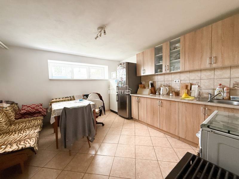 Na prenájom, 5-izbový rodinný dom s pozemkom 2225 m2, Papradno - Kuchyňa v rodinnom dome s jedálenským stolom a kuchynskou linkou.