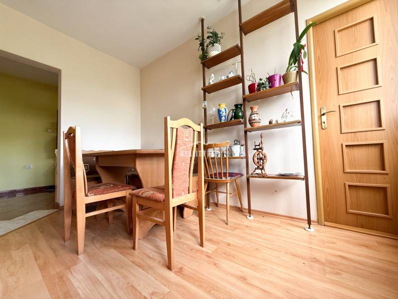 Na prenájom, 5-izbový rodinný dom s pozemkom 2225 m2, Papradno - Jedáleň v rodinnom dome s dreveným stolom, stoličkami a ozdobnými poličkami.