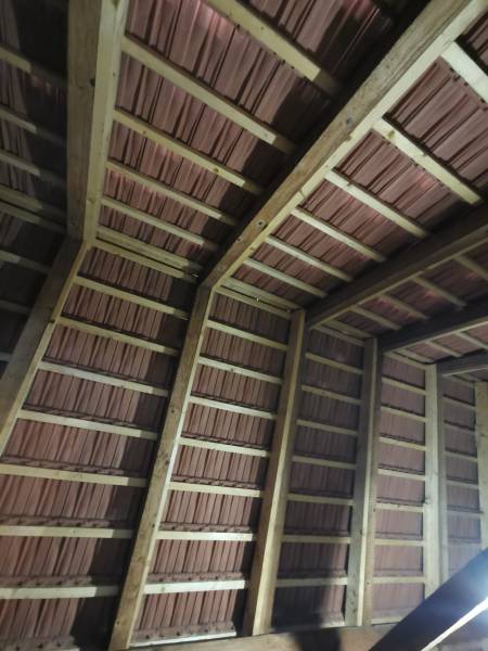 5 izbový rodinný dom Topoľčianky - Strešná konštrukcia s dreveným rámom a tehlovou krytinou v rodinnom dome.