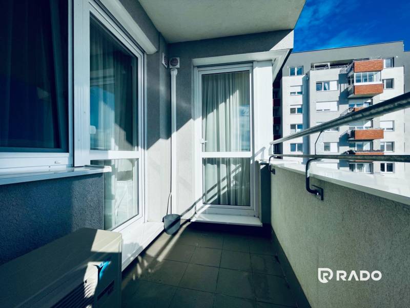 | Exkluzívny 2-izbový byt v Perle Ružinova | 49 ㎡ | Ružinov - Balkón 2-izbového bytu s výhľadom na bytovky na Mierovej ulici, Bratislava - Ružinov.