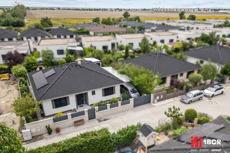 BÝVAJTE SKORO BEZ NÁKLADOV V DOME SNOV: 4-IZB. BUNGALOV 124 m2 - Rodinný dom na Feniklovej ulici v Malinove so solárnymi panelmi a záhradou.