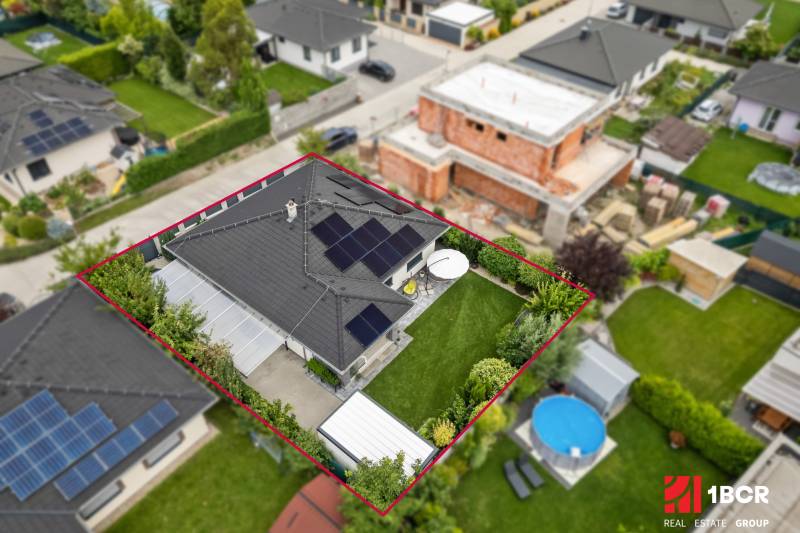 BÝVAJTE SKORO BEZ NÁKLADOV V DOME SNOV: 4-IZB. BUNGALOV 124 m2 - Rodinný dom na Feniklovej ulici v Malinove, s fotovoltaickými panelmi a záhradou.