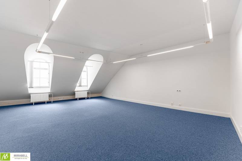 Klimatizované kancelárie v centre mesta na Michalskej ulici  - Priestranné kancelárie s modrým kobercom a oblúkovými oknami, Bratislava - Staré Mesto.