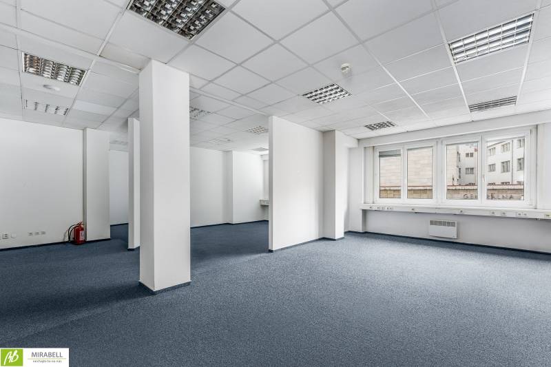 Klimatizované kancelárie v centre mesta na Štúrovej ulici  - Prázdne kancelárie s bielymi stenami a modrým kobercom, vhodné na prenájom.