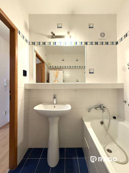 Priestranný 3-izbový byt s balkónom 68 m² Belinského - Kúpeľňa so zrkadlom, umývadlom a vaňou v 3-izbovom byte.