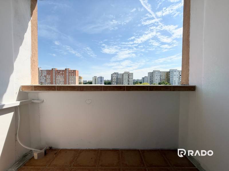 Priestranný 3-izbový byt s balkónom 68 m² Belinského - Balkón s výhľadom na paneláky a oblohu z 3-izbového bytu v Bratislava - Dvory.