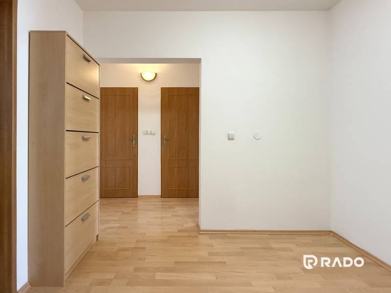 Priestranný 3-izbový byt s balkónom 68 m² Belinského - Chodba s drevenou podlahou a skriňou v 3-izbovom byte.