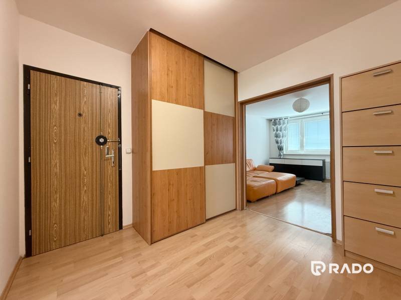 Priestranný 3-izbový byt s balkónom 68 m² Belinského - Predsieň s vchodom, vstavanou skriňou a pohľadom do obývačky 3-izbového bytu.