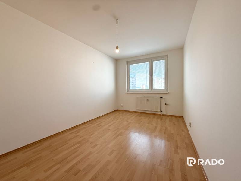 Priestranný 3-izbový byt s balkónom 68 m² Belinského - Izba s drevenou podlahou a oknom, 3-izbový byt ponúka priestor v Bratislava - Dvory.