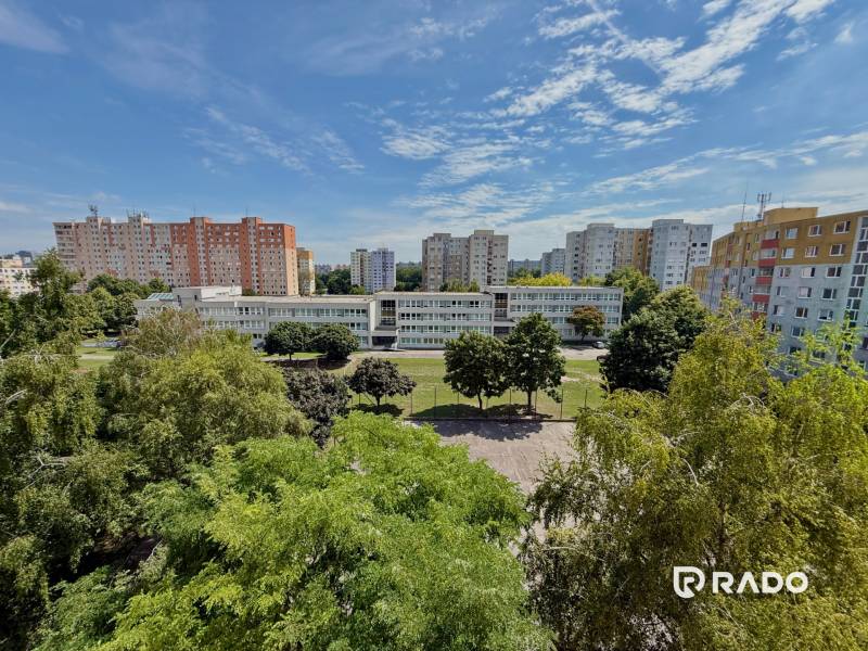 Priestranný 3-izbový byt s balkónom 68 m² Belinského - Výhľad na sídlisko so zeleňou v Bratislave - Dvory a bytové domy.