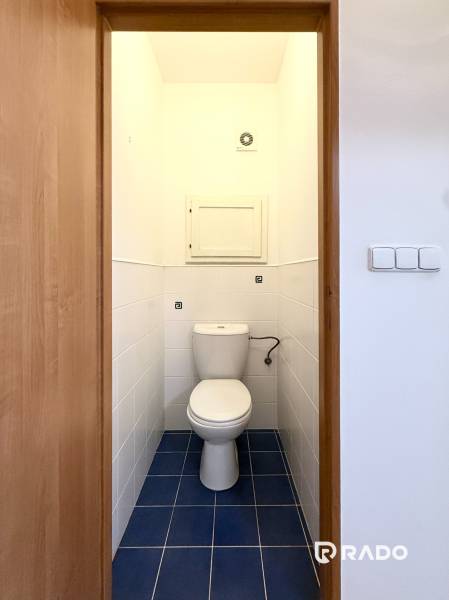 Priestranný 3-izbový byt s balkónom 68 m² Belinského - Toaleta s modrou podlahou a bielymi kachličkami v 3-izbovom byte.