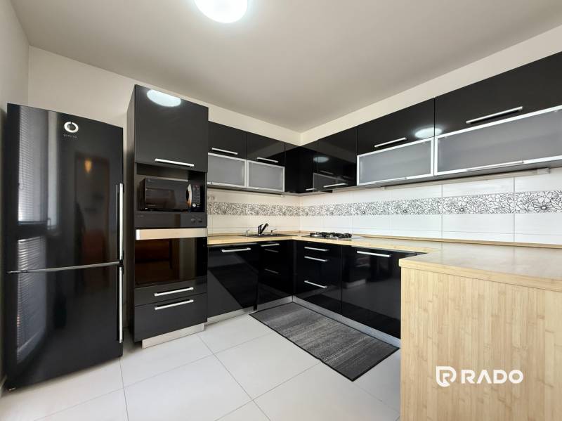 Priestranný 3-izbový byt s balkónom 68 m² Belinského - Čierna kuchynská linka s dreveným pultom v 3-izbovom byte.