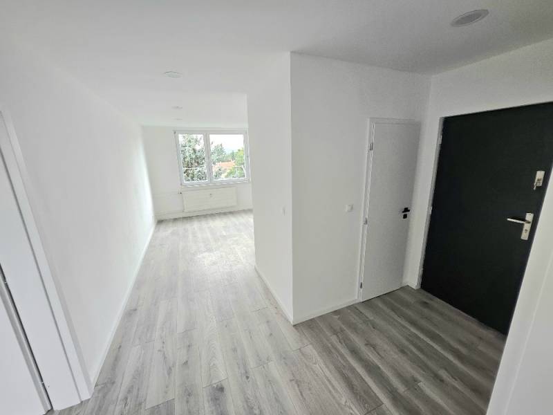 3 izbový byt Bánovce nad Bebravou / CENTRUM- STRED / 56 m2 / NOVÁ REKO - Svetlá chodba a podlaha v 3-izbovom byte s veľkým oknom.