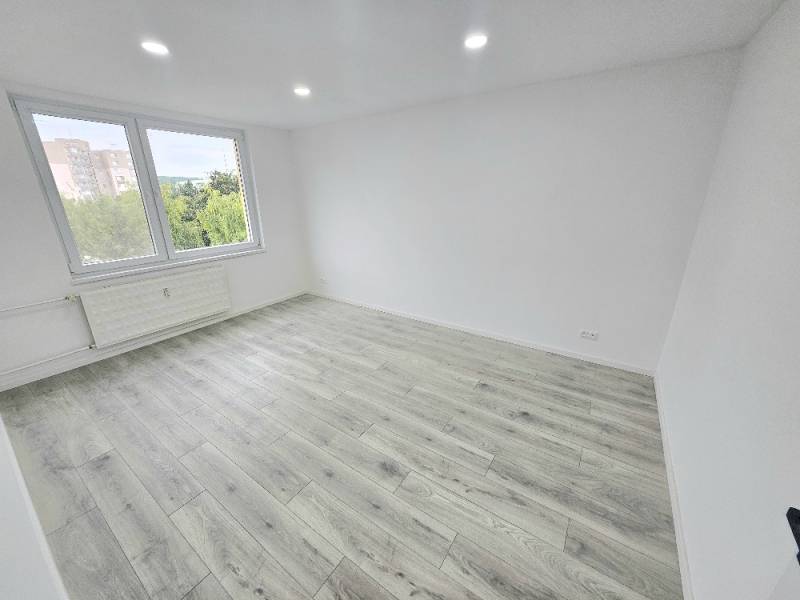 3 izbový byt Bánovce nad Bebravou / CENTRUM- STRED / 56 m2 / NOVÁ REKO - Svetlá miestnosť, laminátová podlaha, veľké okno, 3-izbový byt.