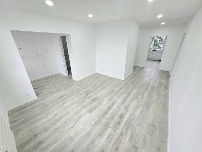 3 izbový byt Bánovce nad Bebravou / CENTRUM- STRED / 56 m2 / NOVÁ REKO - Svetlá podlaha a biele steny v 3-izbovom byte s priestrannou chodbou.
