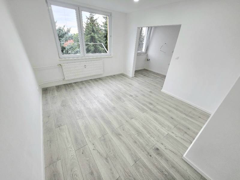 3 izbový byt Bánovce nad Bebravou / CENTRUM- STRED / 56 m2 / NOVÁ REKO - Svetlá izba v 3-izbovom byte so svetlou podlahou a dvoma oknami.