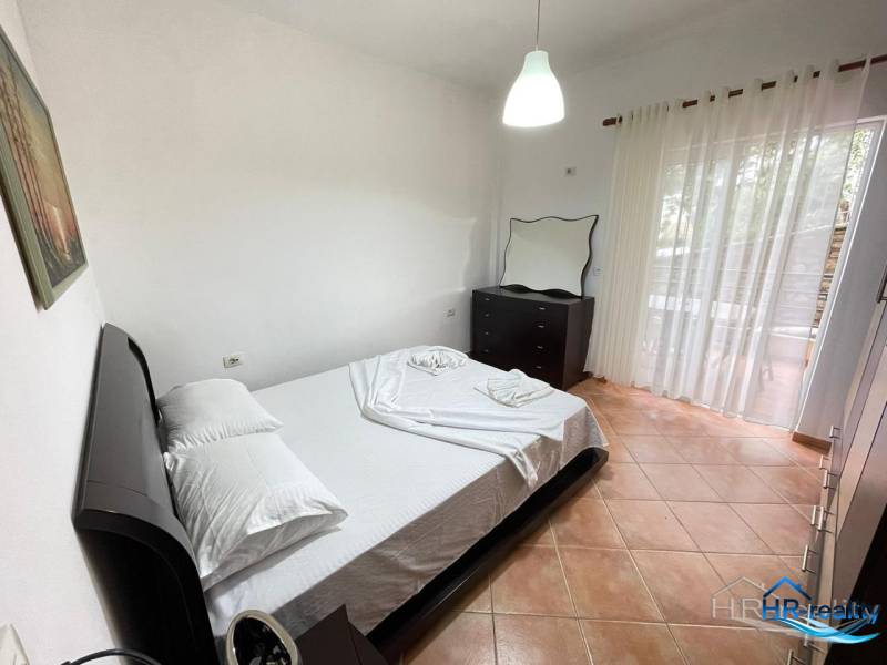 Sarandë - novozariadený apartmán v tesnej blízkosti mora - Spálňa v rekreačnom apartmáne s manželskou posteľou, komodou a balkónom.