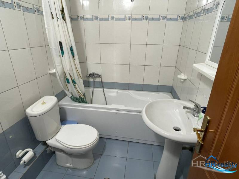 Sarandë - novozariadený apartmán v tesnej blízkosti mora - Kúpeľňa v rekreačnom apartmáne, s vaňou, umývadlom a toaletou.