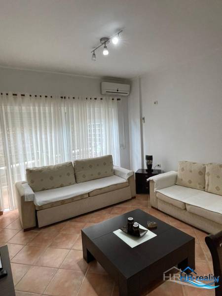 Sarandë - novozariadený apartmán v tesnej blízkosti mora - Pohodlný obývací priestor s dvomi pohovkami v rekreačnom apartmáne.
