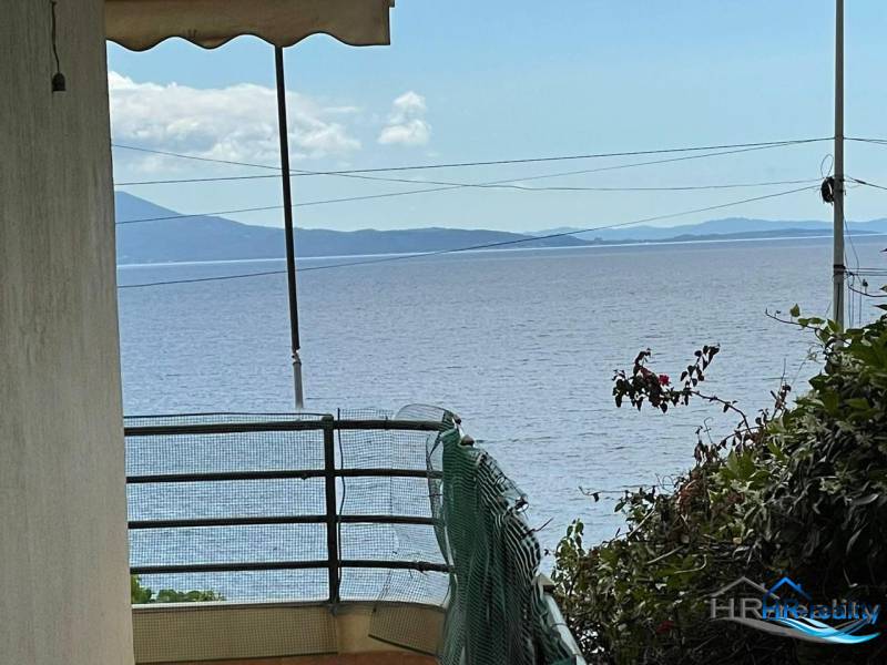 Sarandë - novozariadený apartmán v tesnej blízkosti mora - Výhľad z rekreačného apartmánu v Sarande na more s horami v diaľke.