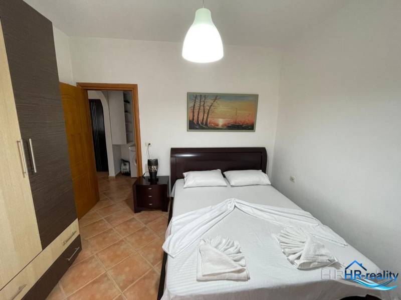 Sarandë - novozariadený apartmán v tesnej blízkosti mora - Spálňa v rekreačnom apartmáne s dvojposteľou, skrine a dekoračný obraz na stene.