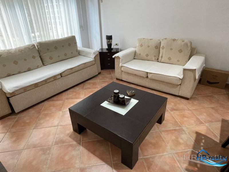 Sarandë - novozariadený apartmán v tesnej blízkosti mora - Obývacia izba v rekreačnom apartmáne s dvomi pohovkami a konferenčným stolíkom.