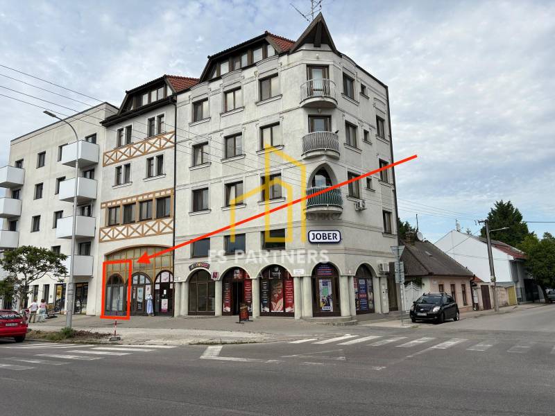 Na prenájom obchodný priestor – Petőfiho, Komárno, bývalé kvetinárstvo - Budova na Petöfiho ulici v Komárne s obchodnými priestormi na prízemí.