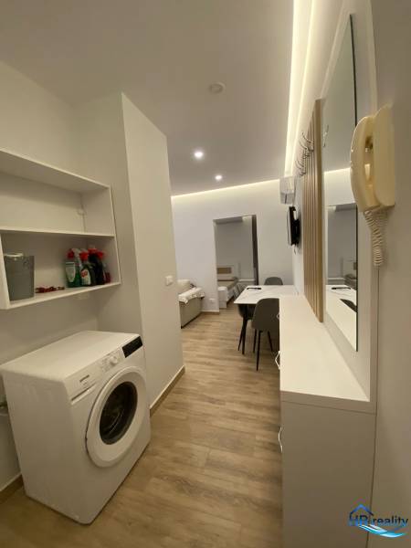 Sarandë - novozariadený apartmán s výhľadom na more - Praktické usporiadanie s práčkou a jedálenským stolom v Rekreačnom apartmáne.