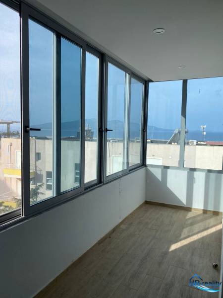Sarandë - novozariadený apartmán s výhľadom na more - Sklenená terasa s výhľadom na more v rekreačnom apartmáne.