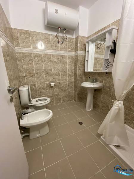Sarandë - novozariadený apartmán s výhľadom na more - Kúpeľňa v rekreačnom apartmáne; umývadlo, zrkadlo, toaleta, bidet a ohrievač vody.