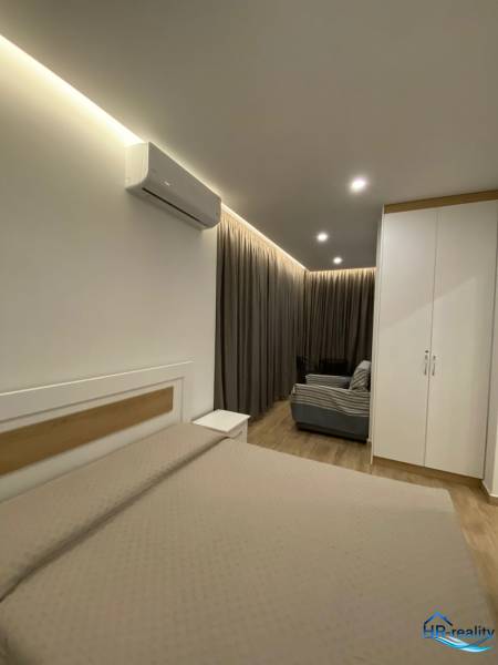 Sarandë - novozariadený apartmán s výhľadom na more - Rekreačný apartmán s posteľou, skriňou, klimatizáciou a pohovkou.