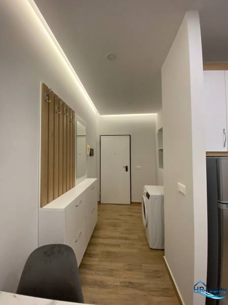 Sarandë - novozariadený apartmán s výhľadom na more - Útulný interiér rekreačného apartmánu s práčkou a úložným priestorom.