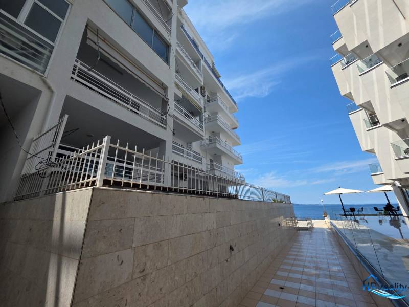 Sarandë - zariadený apartmán s otvoreným výhľadom na more - Rekreačný apartmán v Sarandë s výhľadom na more a terasou pri bazéne.