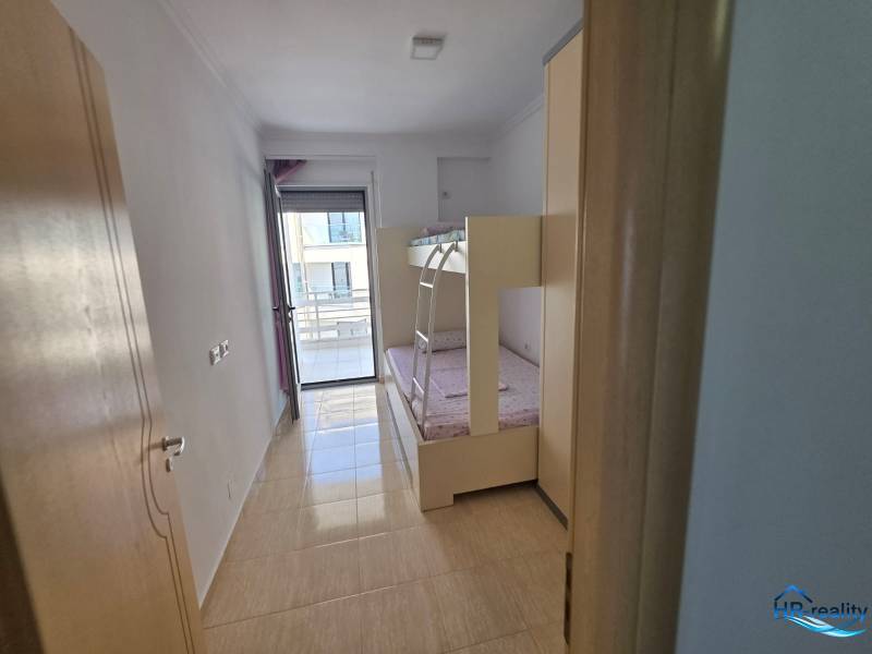 Sarandë - zariadený apartmán s otvoreným výhľadom na more - Detská izba v rekreačnom apartmáne so vstupom na balkón a poschodovou posteľou.