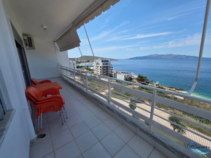Sarandë - zariadený apartmán s otvoreným výhľadom na more - Balkón rekreačného apartmánu v Sarandë s výhľadom na more a okolie.