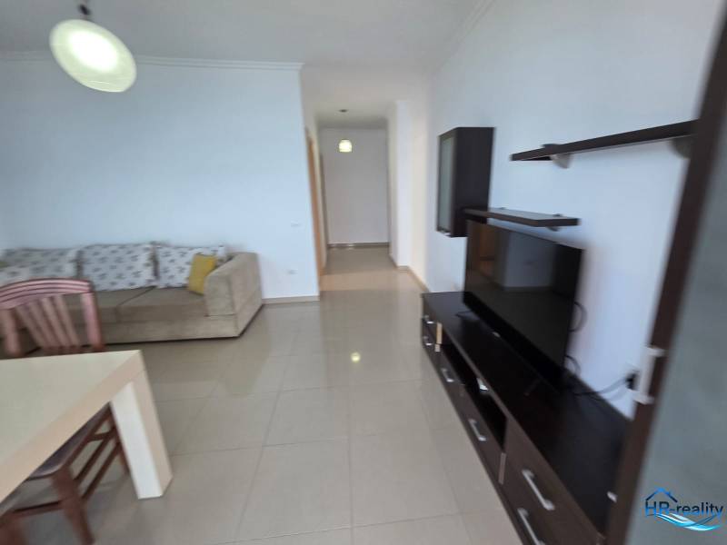 Sarandë - zariadený apartmán s otvoreným výhľadom na more - Obývačka s pohovkou, televíziou a jedálenským stolom v Rekreačnom apartmáne.
