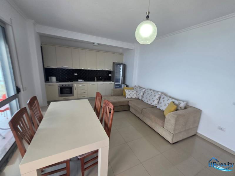 Sarandë - zariadený apartmán s otvoreným výhľadom na more - Priestranná obývacia izba Rekreačného apartmánu s kuchynským kútom a pohodlnou rohovou sedačkou.