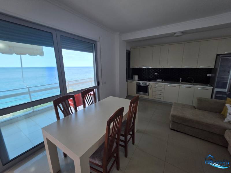 Sarandë - zariadený apartmán s otvoreným výhľadom na more - Kuchyňa a jedálenský stôl v rekreačnom apartmáne s výhľadom na more.