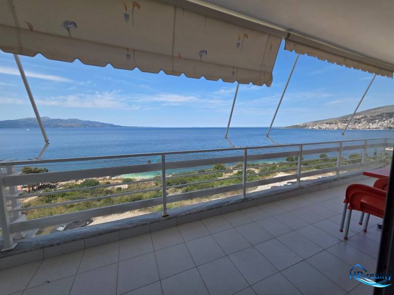 Sarandë - zariadený apartmán s otvoreným výhľadom na more - Balkón rekreačného apartmánu v Sarandë s výhľadom na more a okolitú krajinu.