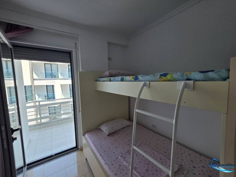 Sarandë - zariadený apartmán s otvoreným výhľadom na more - Poschodová posteľ v spálni Rekreačného apartmánu, s výhľadom na balkón.