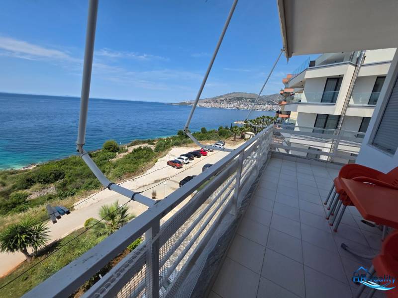 Sarandë - zariadený apartmán s otvoreným výhľadom na more - Balkón rekreačného apartmánu v Sarandë s výhľadom na modré more a pobrežie.