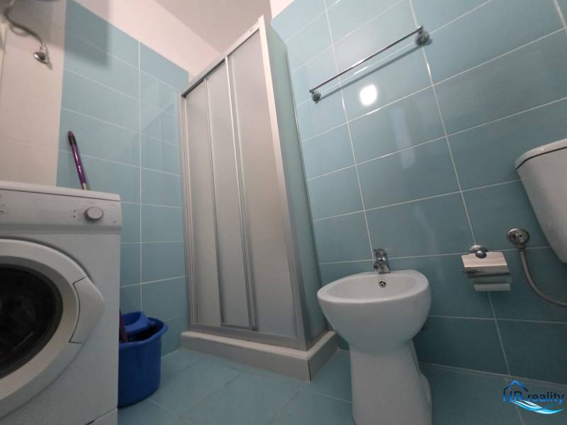 Sarandë - zariadený apartmán s otvoreným výhľadom na more - Kúpeľňa v rekreačnom apartmáne s práčkou, sprchovým kútom a bidetom.