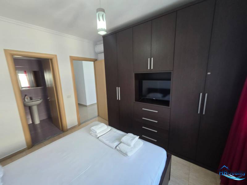 Sarandë - zariadený apartmán s otvoreným výhľadom na more - Spálňa v rekreačnom apartmáne s veľkou šatníkovou skriňou a pripojenou kúpeľňou.