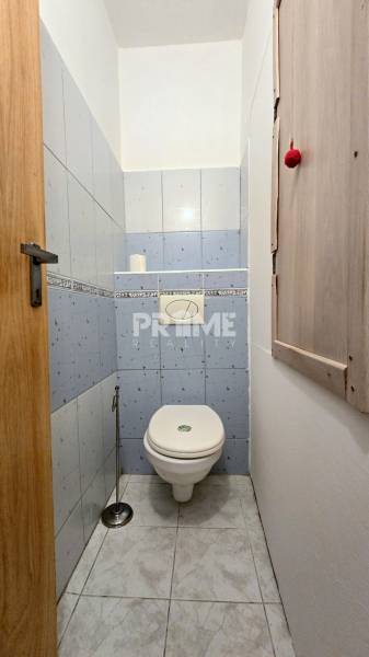 Predaj 3i byt, nepriechodné izby, Osuského ul., BA - Petržalka - Háje - Toaleta so svetlo modrými kachličkami v 3-izbovom byte.